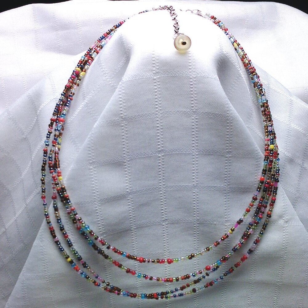No 1300 Pretty handmade minimalist necklace made of colorful 2 and 3 mm pearls